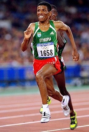 Qui est ce coureur éthiopien 2x médailles d'or aux JO sur 10000 m ?