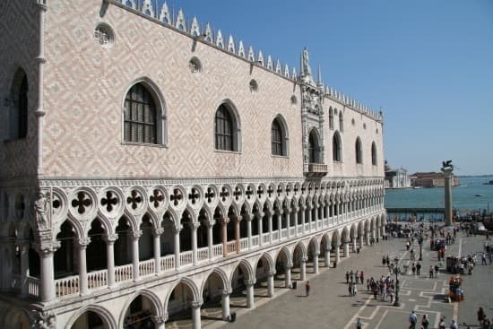 Quel bâtiment relie les nouvelles prisons de Venise par le pont des Soupirs ?
