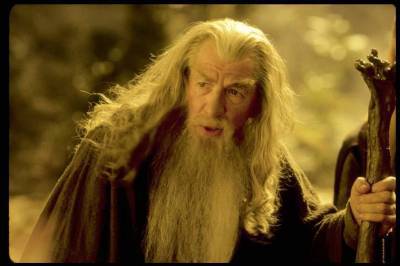 Dans quel volume du livre Gandalf devient Blanc ?