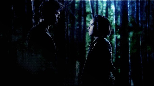 Pourquoi Damon ne peut-il pas passer à travers Bonnie lors du dernier épisode ?