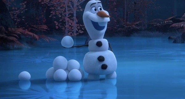 Que trouve-t-on sur la tête d'Olaf, le bonhomme de neige du film d'animation La Reine des Neiges ?