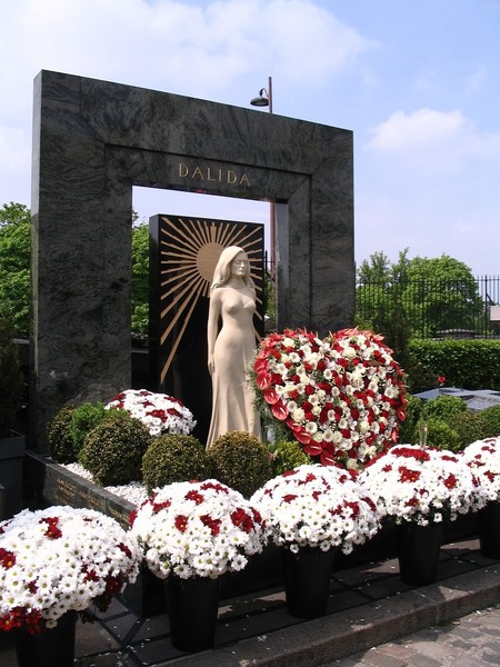 Dans quel cimetière parisien Dalida est-elle inhumée ?
