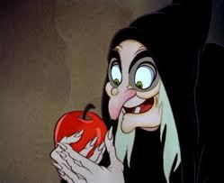 Dans quel Disney une reine changée en sorcière fait-elle croquer une pomme à sa belle-fille ?