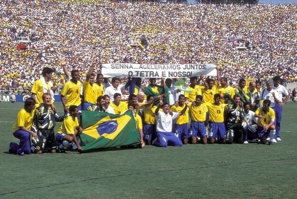 A quelle occasion l'équipe brésilienne de Football a-t-elle rendu hommage à Ayrton l'année de sa mort ?