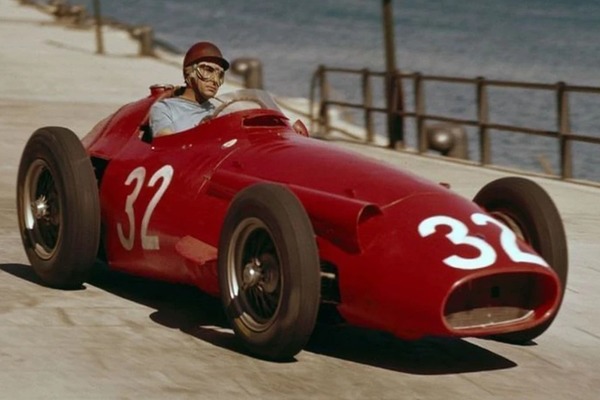 Avec quelle voiture, Juan Manuel Fangio a-t-il remporté son premier championnat en 1951 ?