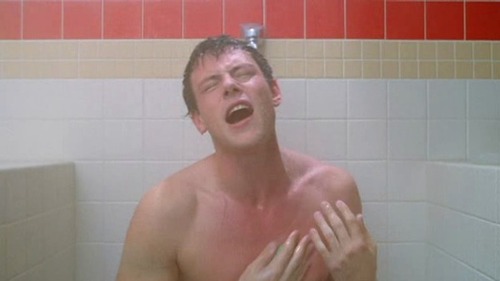 Quelle chanson Finn chante-t-il sous la douche en faisant du air drum ?