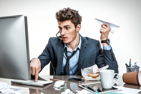 Dans le langage familier, quel mot signifie "travail" ?