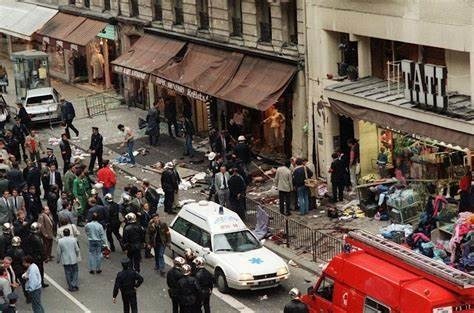 17 septembre, France : Une bombe explose devant le magasin Tati, rue de Rennes à Paris faisant .....
