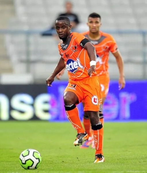 International congolais et ancien capitaine de Lorient et Brest, quelle fut la reconversion du milieu de terrain Oscar Ewolo après sa carrière de joueur ?