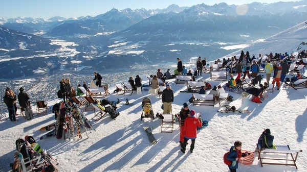 Dans quel pays se situe la station skiable très prisée d'Innsbruck ?