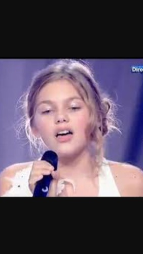 A quel âge a-t-elle participé à sa première émission de chant ?