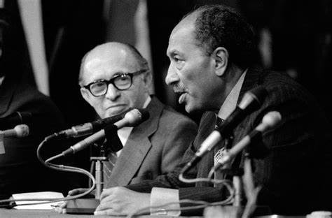 Anouar el-Sadate reçoit le prix Nobel de la paix en 1978, conjointement avec le Premier ministre israélien...