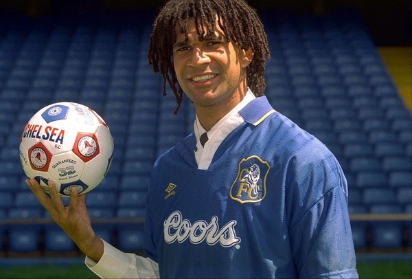 En 1995, il rejoint Chelsea qui sera son dernier club pro.