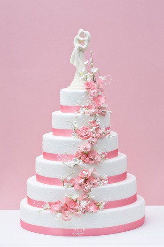 Vive les mariés ! Quel bonheur partagé avec un gâteau de festivités qui se nomme ?