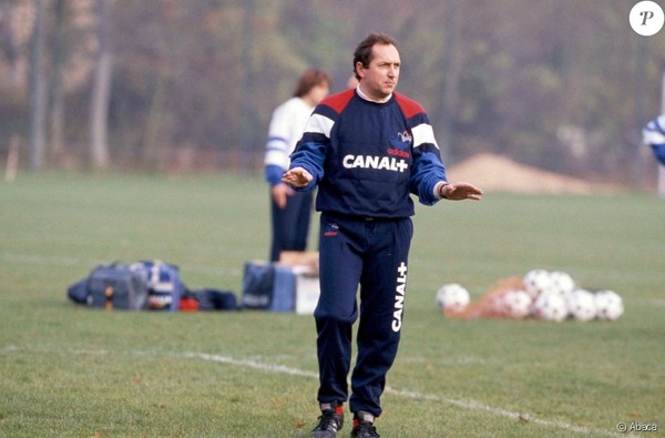 Après la défaite contre la bulgarie en 1993, quel joueur le sélectionneur Gérard Houllier avait-il accusé d'avoir commis un crime contre l'équipe ?