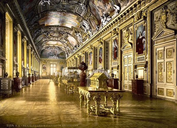 Quelle est la salle emblématique du Louvre de Louis XIV ?