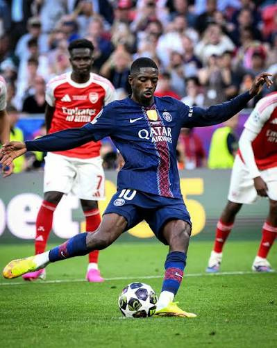 Ousmane Dembélé prend ses responsabilités. Il s'élance, il tire et...