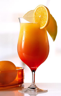 Trouvez le nom de ce cocktail : 6 cl de tequila, 12 cl de jus d'orange, 2 cl de sirop de grenadine.