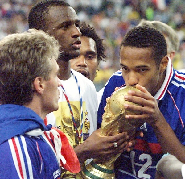 Les Bleus sont Champions du Monde 98. Lors de la finale contre le Brésil, Thierry est ...