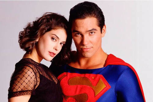 Dans la série Lois et Clark, les nouvelles aventures de Superman, laquelle de ces couleurs ne se trouve pas sur le costume de Superman ?