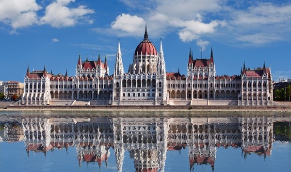 Le parlement hongrois est de style :