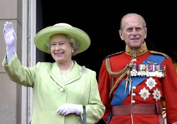 Combien comptent de pays les « Royaumes du Commonwealth », dirigés par Élisabeth II ?