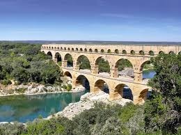 Le pont du Gard est une construction de l'époque...