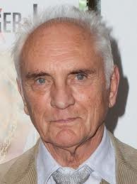 Acteur britannique mort le 17/8 à 87 ans, il à joué dans "Superman", "Wall street" ou "Star Wars" ?