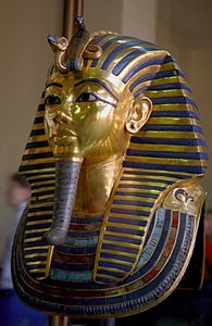 Quel nom porte la coiffe la plus emblématique des pharaons ?