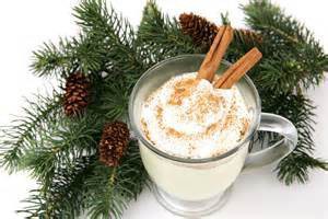 Un "Egg Nogg", boisson au lait sucré, à la crème fraîche, à la vanille et au rhum, est consommée sur les marchés de Noël..
