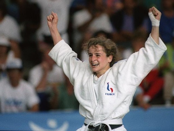Elle remporte la médaille d'Or de Judo des moins de 61kg. C'est la française.....