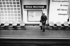 Dans quel arrondissement de Paris se trouve la station de métro "École Militaire" ?