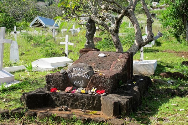 Aux côtés de qui le chanteur Jacques Brel est-il enterré sur l'île de Hiva-Oa aux Marquises ?