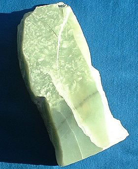 D'une couleur variable, elle reste généralement dans la gamme des verts. De la serpentine déguisée en cette pierre est courante chez les charlatans.