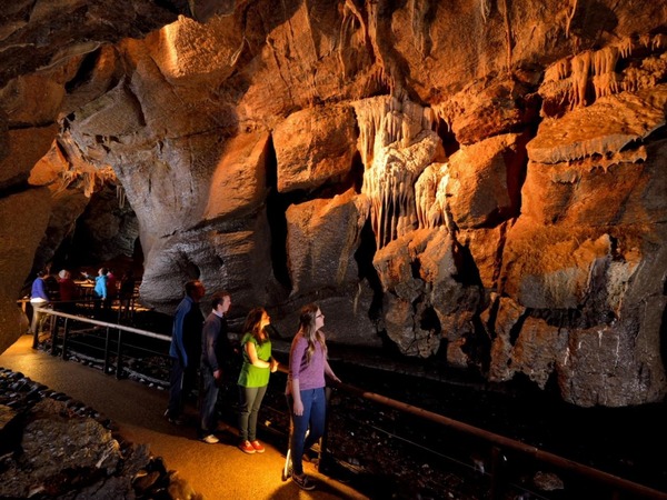 Dans quel comté se trouve les grottes nommées Marble Arch Caves ?
