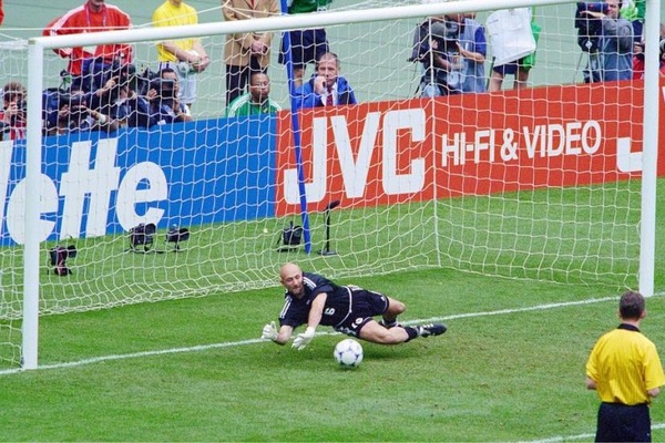 En quart de finale du Mondial 98, de quel joueur italien Fabien stoppe-t-il le tir au but ?