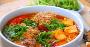Quel est l'ingrédient phare du bún riêu cua, cette soupe traditionnelle richement garnie, originaire du nord du pays ?