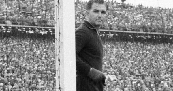 En 1954, il garde les buts allemands pour leur premier sacre. C'est ?