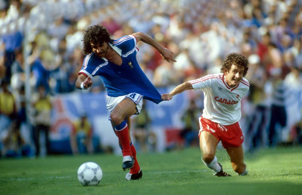 Il participe au Mondial de 1986 et inscrit un but contre...
