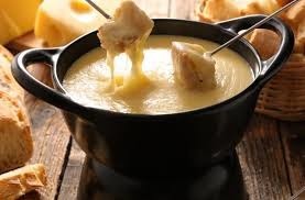 Après une journée de glisse, quel est l'ingrédient principal de la fondue savoyarde ?