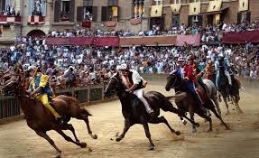 Quelle ville historique est le théâtre d'une course de chevaux nommée Palio ?