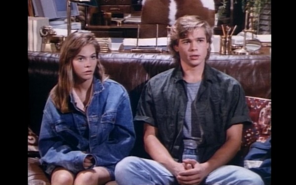 Dans quelle série télé emblématique Brad Pitt a-t-il eu un de ses premiers rôles en 1987 ?