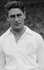 Né à Marseille en 1921, il compte 91 buts sous le maillot olympien. C'est ?