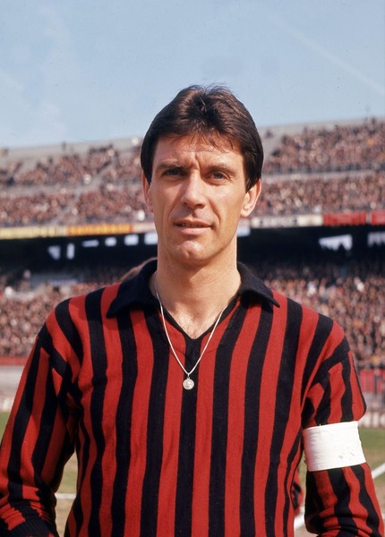 Comme son fils Paolo, Cesare Maldini a effectué toute sa carrière professionnelle de joueur à l'AC  Milan.