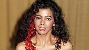 Chanteuse et actrice américaine connue pour son rôle et ses chansons pour le film Fame, elle est partie le 25/11/2022 ?