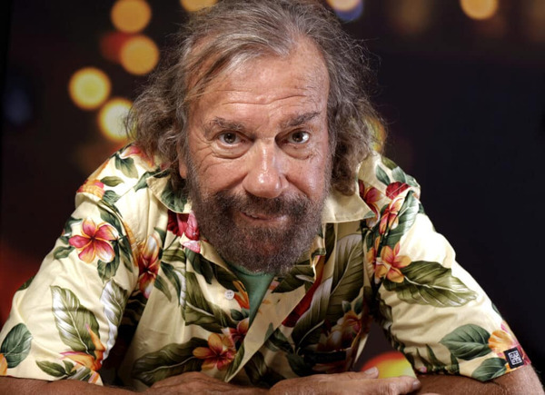 Célèbre chanteur français aux cheveux longs et chemises à fleurs.