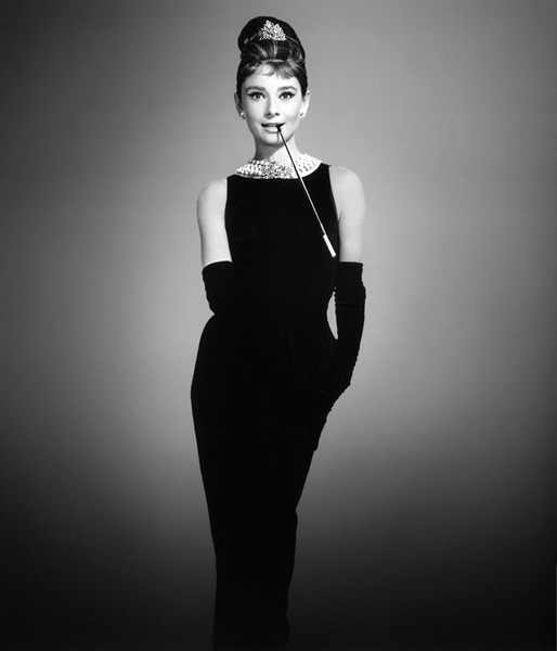 Quel est le créateur français préféré d'Audrey Hepburn à qui l'on doit notamment sa mythique robe noire corsetée de Diamants sur canapé ?