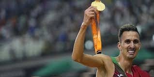 Il a réussi l'exploit de battre 3x consécutivement les Kenyans sur le 3000m steeple, 2x l'or aux mondiaux et l'or olympique, le Marocain :