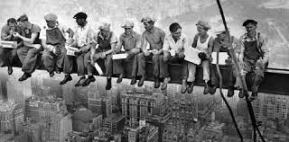 New York, le 20 septembre 1932, pause déjeuner à 260 mètres de hauteur pour les ouvriers qui construisent...