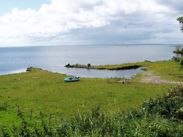 Comment s’appelle le grand Lough situé au centre de l’Irlande du Nord ?